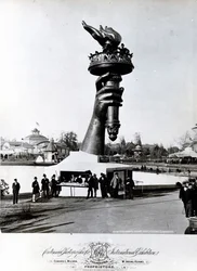 Frihetsgudinnens hånd og fakkel, 1876