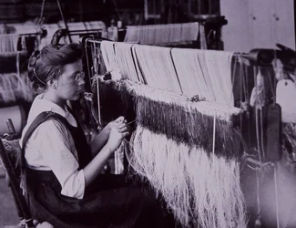 Amerikansk tekstilindustri, tekstiloperatør i Massachusetts bomullsfabrikk, ca. 1900 (s/hvitt-bilde)