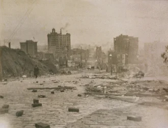 Utsikt over San Franciscos skyline med røyk fra brannen forårsaket av jordskjelvet, 1906