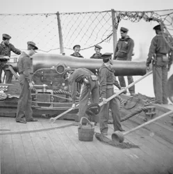 Federal Sailors Man en 9-tommers Dahlgren-pistol (s/hvitt-bilde)