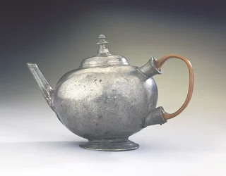 Tekanne, fra Boston, Massachusetts, 1740-60 (tinn og tre)