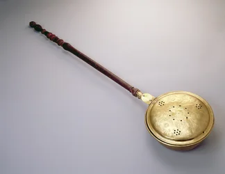 Varmepanne, sannsynligvis fra Boston, 1780-90 (messing og lønn eller bjørk)