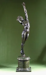 En bronsefigur av en naken kvinne