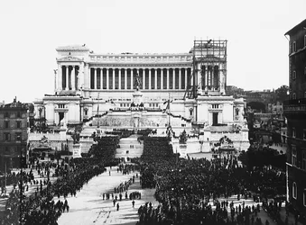 Fascistisk feiring til minne om den ukjente soldaten ved Altare della Patria (fedrelandets alter) i Roma, 04/11/1922 (s/hvitt foto)