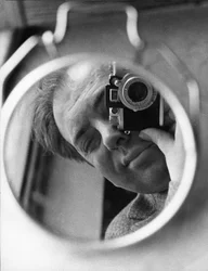 Ando Gilardi, selvportrett, ca. 1957 (s/hvitt-bilde)