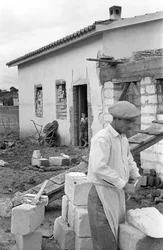 LANDSKAPET I CROTONE - HUS UNDER BYGGING, 