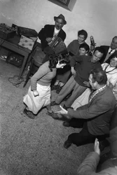 Folk som danser og spiller tradisjonell musikk fra Umbria, Italia, ca. 1958 (s/h-foto)
