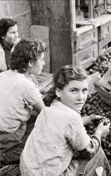 Smilet til en ung jente som skreller valnøtter, Quaglino, Napoli, Italia, ca. 1955 (s/h-foto)