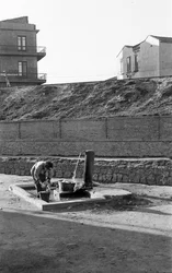 KVINNE VED FONTENEN, Crotone