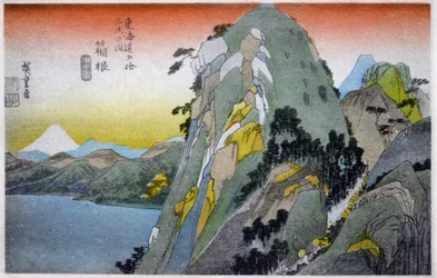 Geografi. Japan. Hakone-sjøen (10. stasjon). Tresnitt av Hiroshige i: Femtitre stasjoner av Tokaido (1833–1834). Postkort, Japan, ca. 1900 (postkort)