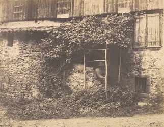 [Rustikk bygning med mann under espalier], ca. 1853.