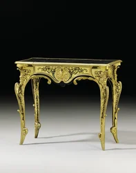 Louis XIV bureau plat, ca. 1700 (ormolu, skilpaddeskall, ibenholt, messing og blåfarget horn)