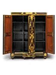 Louis XIV petit armoise, ca. 1700-10 (ormolu, messing, skilpaddeskall, ibenholt og marquetry)