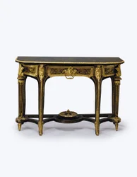 Ett av et par ormolu-monterte brune skilpaddeskall bryggebord, ca. 1710 (ormolu, messinginnlegg, skilpaddeskall og lær) (se også 360580)