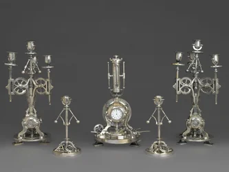 Klokke, del av et femstykke urgarniture, ca. 1880 (sølv bronse, glass, papir)
