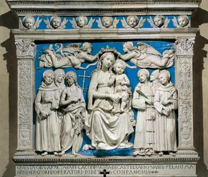 Madonna og barn med hellige, av Andrea della Robbia (1435-1525), glasert keramikk, Medici-kapellet, Santa Croce-kirken, Firenze, Italia