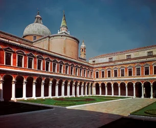 Renessansearkitektur: utsikt over klostergården ved kirken San Giorgio Maggiore (Sankt Georg den store), tegnet av arkitekten Andrea di Pietro della Gondola, kalt Palladio (1508-1580), 1566, Venezia (Venezia), Italia