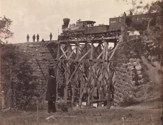 Bridge on Orange and Alexandria Rail Road, som reparert av hærens ingeniører under oberst Herman Haupt, 1865 (albumin sølvtrykk fra glassnegativ)