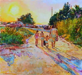 Familietur på stranden ved solnedgang