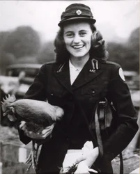 Kick Kennedy iført en amerikansk Røde Kors-uniform i London, ca. 1943 (s/hv-bilde)