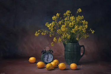 Stilleben med sitron og blomster