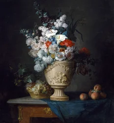 Blomsterbukett i en terrakottavase med ferskener og druer