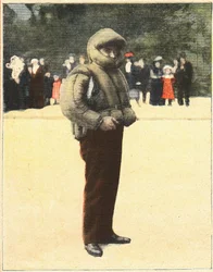 Luftfart: Luftdrakt designet for å beskytte flyvere mot å falle. Gravering i "" Le petit parisien"" 16.10.1910. Privat samling.