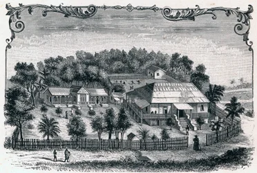 Utvendig utsikt over prestegården og skolen til Hell Ville (Hell-Ville) (Andoany), hovedstaden på øya Nosy Be på Madagaskar. Gravering i «Les Missions Catholiques au XIXeme Siecle»» av Louis-Eugene (Louis Eugene) Louvet. privat samling.