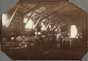 Første verdenskrig 1914-1918: brakke med sårede franske soldater i Couville ved Den engelske kanal, Nedre Normandie, Frankrike. Anonymt fotografi, mai 1917. Privatsamling, Stella.