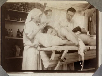 Første verdenskrig 1914-1918: leger og en sykepleier behandler en soldats sår på forbindingsrommet i Couville-leiren i Manche, Nedre Normandie, Frankrike. Anonymt fotografi, juli 1917. Stella, privat samling.