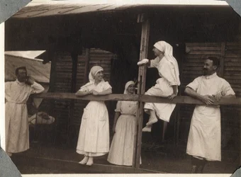 Første verdenskrig 1914-1918: sykepleiere og leger i bluse snakker i Couville, Manche, Basse Normandie (Basse Normandie), Frankrike. Anonymt fotografi juli 1917. Privat samling, Stella.