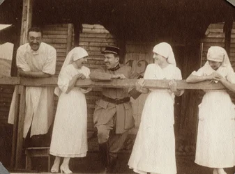Første verdenskrig 1914-1918: sykepleiere og leger i bluse snakker med en fransk soldat i Couville, Manche, Basse-Normandie (Nedre-Normandie), Frankrike. Anonymt fotografi juli 1917. Privat samling, Stella.