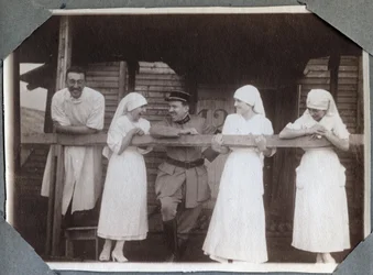 Første verdenskrig 1914-1918: sykepleiere i en morsom bluse med soldater og en lege i Couville, Manche, Basse-Normandie (Nedre-Normandie), Frankrike. Anonymt fotografi juli 1917. Privat samling, Stella.