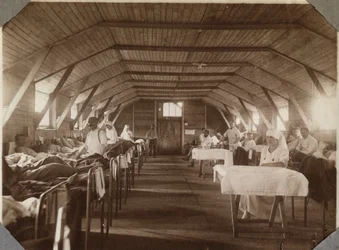 Første verdenskrig 1914-1918: sårede soldater og sykepleiere fra Fransk Røde Kors, leiren ved Couville i Manche, Nedre Normandie, Frankrike. Anonymt fotografi, juli 1917. Privatsamling, Stella.