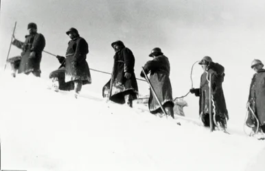 Første verdenskrig: Italienske alpejegere (alpino eller alpini) under en oppstigning