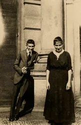 Franz Kafka (1883-1924) med sin søster Ottla (1892-1943) før Oppelt House i Praha par Anonymous, ca. 1914 - Fotografi - Privat samling