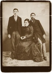 Jeanne Proust nee Weil (1849-1905) og hennes to sønner Marcel og Robert (1873-1935), Anonym. Silver Gelatin Photography, ca 1891, privat samling