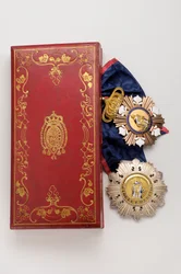 Kingdom of the Two Sicilies (To Sicilies) - Saint Ferdinand og Merite-ordenen: emblemer av et ridderstorkors som tilhører et medlem av Storhertughuset i Baden - Midten av XIX århundre - Gull, sølv og emals; våpenboks til Kingdom of the Two Sicil