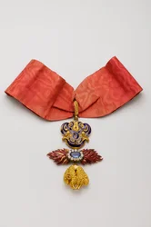 Ordenen til det gylne skinn: Spansk gullskind - Insignier tilhørende Jean Charles de Saldanha Oliveira e Daun (1790-1876) - Midt på 1800-tallet - Gull, diamanter, safir og emaljer - H 10,6 cm; b 7,6 cm; vekt: 96 g - Privat samling