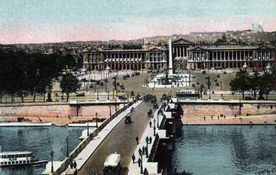 Paris: panorama av broen og Place de la Concorde med obelisken og Madeleine-kirken tatt til basilikaen Sacre Coeur (Sacre-Coeur) i Montmartre. Til venstre, det nåværende Hotel Crillon og til høyre, Hotel de la Marine