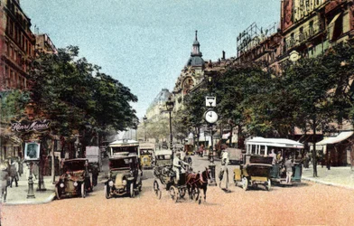 Paris: trafikk på boulevard des Italians, en av de store bulevardene i byen. Fotografi av 1920 i "" Artistic Album "" av byen Paris. Privat samling.