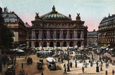 Paris: utsikt over operafasaden laget av Charles Garnier (1825-1898) og av t-banestasjonen på Place de l