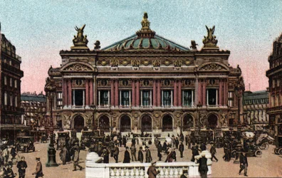 Paris: utsikt over operafasaden laget av Charles Garnier (1825-1898) og t-banestasjonen på Place de l