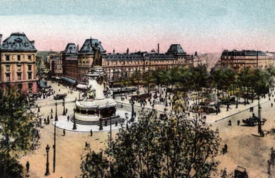 Paris: utsikt over Place de la Republique med statuen av Republique. Fotografi av 1920 i "" Artistic Album "" av byen Paris. Privat samling.