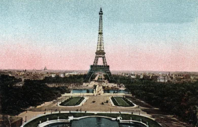 Paris: utsikt over Trocadero-hagen med Eiffeltårnet og broen til Iena på Seinen. Fotografi av 1920 i "" Artistic Album "" av byen Paris. Privat samling.
