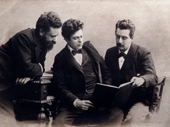 Portrett av (fra l. Til r.) Alberto Franchetti (1860-1942), Pietro Mascagni (1863-1945) og Giacomo Puccini (1858-1924) italienske komponister Fotografi. 1900 ca. Privat samling