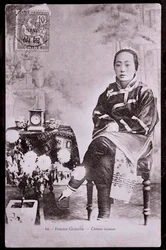 Portrett av kinesisk kvinne i tradisjonell drakt Hun har stripeføtter - Fotografi fra begynnelsen av 1900-tallet - Privat samling