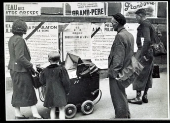 Andre verdenskrig (1939-1945): Forbipasserende leste mobiliseringsplakatene i september 1939