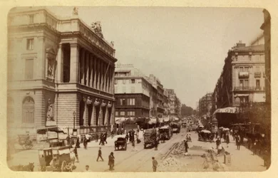 Byen Marseille og dens omgivelser rundt 1885 -1890: Perspektiv av Rue Canebiere og Rue de Noailles, privat samling