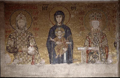 Jomfruen sitter mellom Johannes II Komnenos og hans kone Irene av Ungarn (mosaikk, 600-tallet)